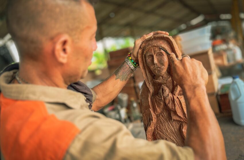 Cormacarena dona madera a los artistas del Centro Penitenciario de Villavicencio