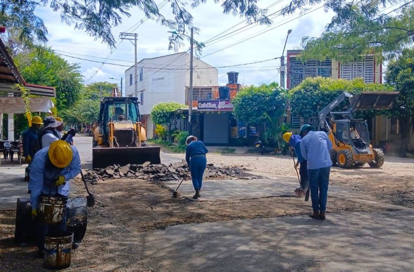  Avanzan trabajos de mantenimiento vial en Yopal
